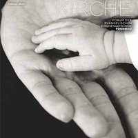 Kirchenpublikation: Erwachsenenhand hält Babyhand.
