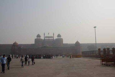 Das Rote Fort in Delhi, Indien, mit einem großen offenen Platz.