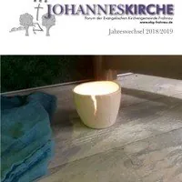 Kirchenpublikation: leuchtende Kerze.