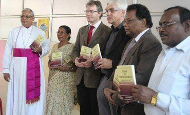 Gruppe von Geistlichen und Laien halten Bücher, wahrscheinlich bei Kirchenveranstaltung.