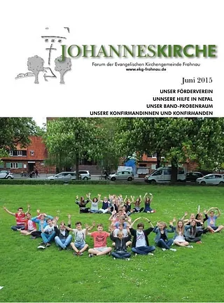 Titelbild der Johanneskirche-Publikation mit Jugendgruppe auf Gras, Juni 2015.