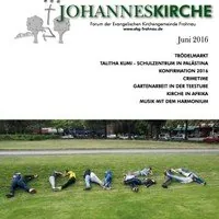 Titelbild der Johanneskirche-Publikation, Personen buchstabieren „Frohnau“ auf Gras, Juni 2016.