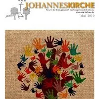 Kirchenpublikation: Baum mit bunten Handabdrücken.