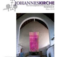 Kirchenpublikation: Altar mit rosa Licht.