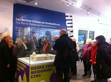 Menschen betrachten ein Modell des „Berliner Schlosses als Humboldt Forum“.