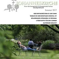 Titelbild der Johanneskirche-Publikation mit Menschen, die im Garten entspannen, Sommer 2017.